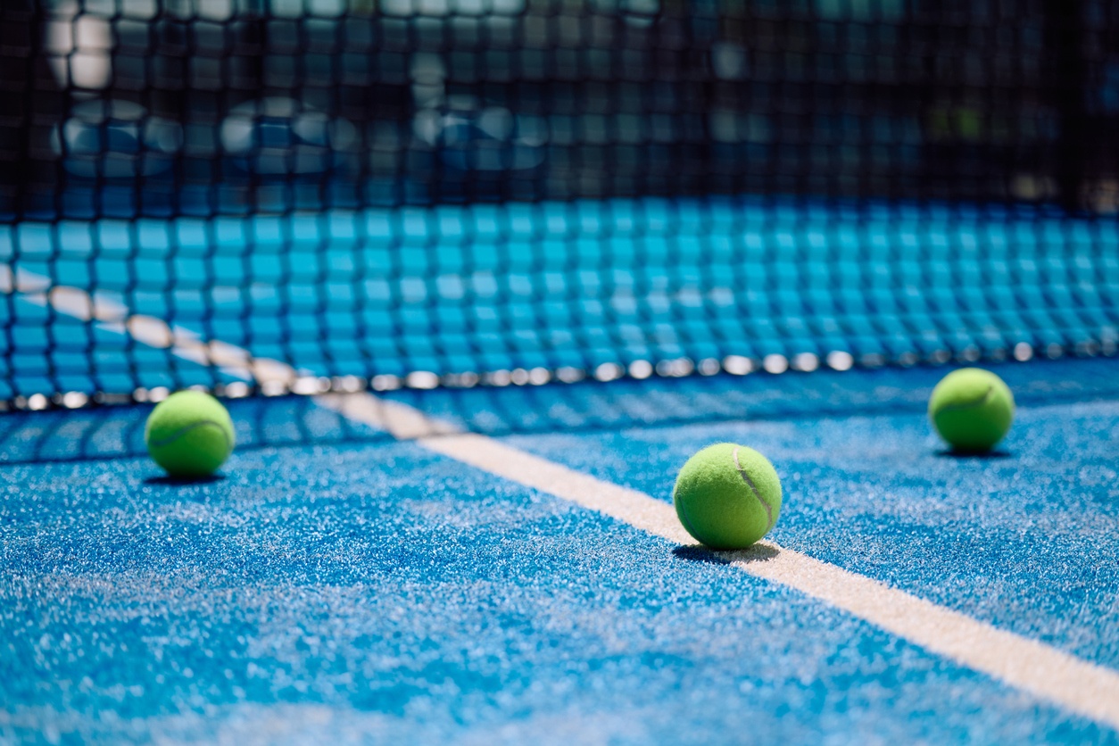 Pourquoi le padel ne se joue-t-il pas en simple ?