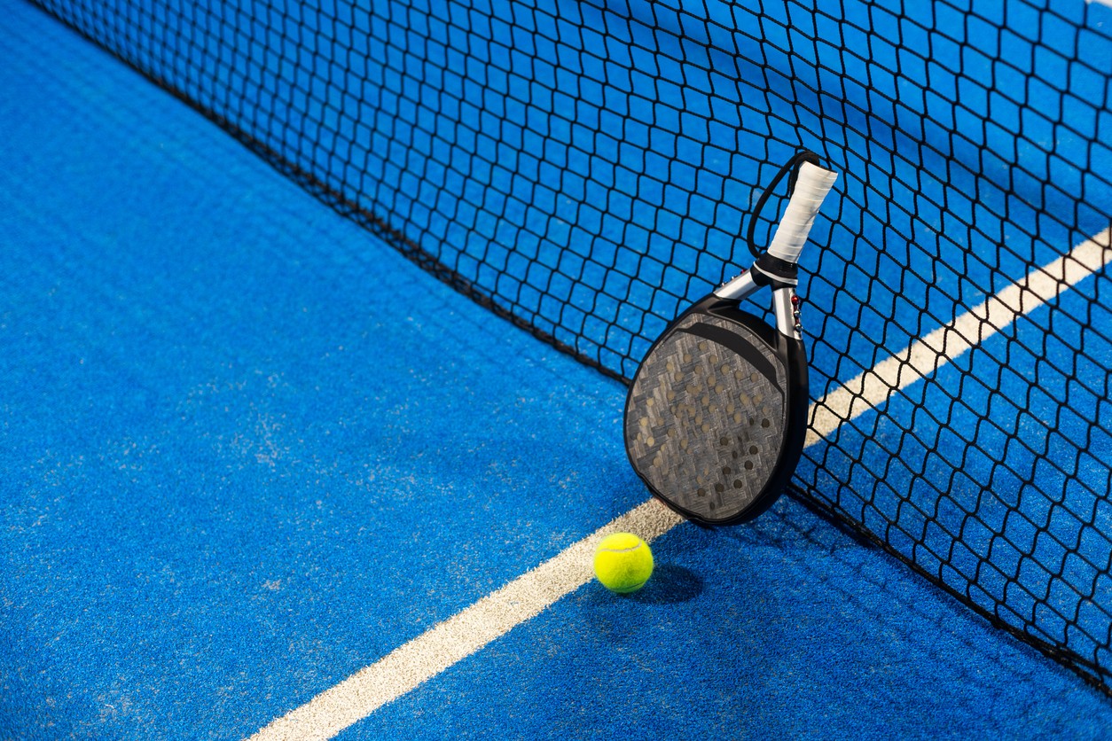 Dans "l'Oeuf" au Padel : Le Guide de Survie au Filet