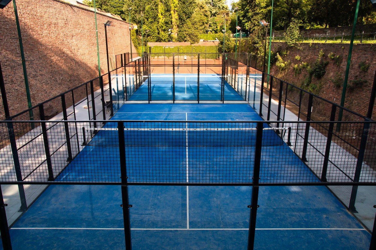 Le Contre-Mur et la Double-Vitre au Padel : L'Art de la Défense