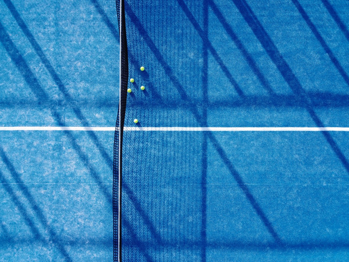 Le Joueur Gaucher au Padel : Un Atout Stratégique Inestimable